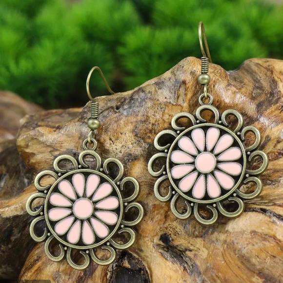 Vitalfinds Jewelry - Metal Flower Dangle Earrings - Pink Color